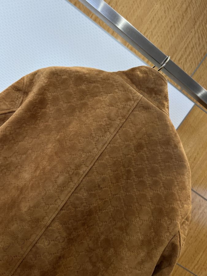 Gucci uomo GUCCI Giacca in pelle martellata scamosciata con colletto rialzato con doppia G in rilievo — photo 6