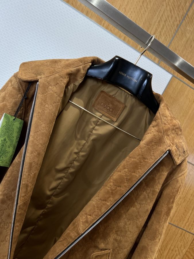 Gucci uomo GUCCI Giacca in pelle martellata scamosciata con colletto rialzato con doppia G in rilievo — photo 5
