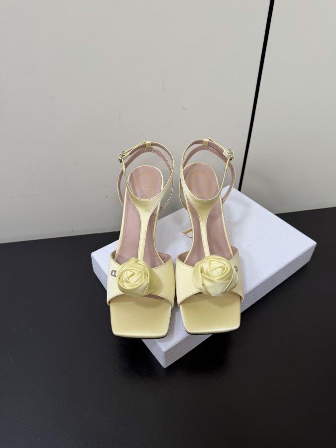 Dior women's shoes Dior flower-embellished high heels. A kind of complex beauty during the economic — 1:1 Replica