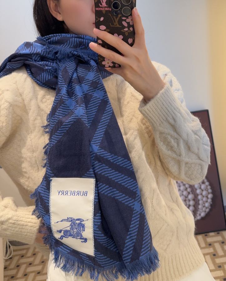 burberry skjerf 𝐁𝐔𝐑𝐁𝐄𝐑𝐑𝐘 • 𝟐𝟓ꫛꫀꪝ《Knight Ruttet Langt skjerf》