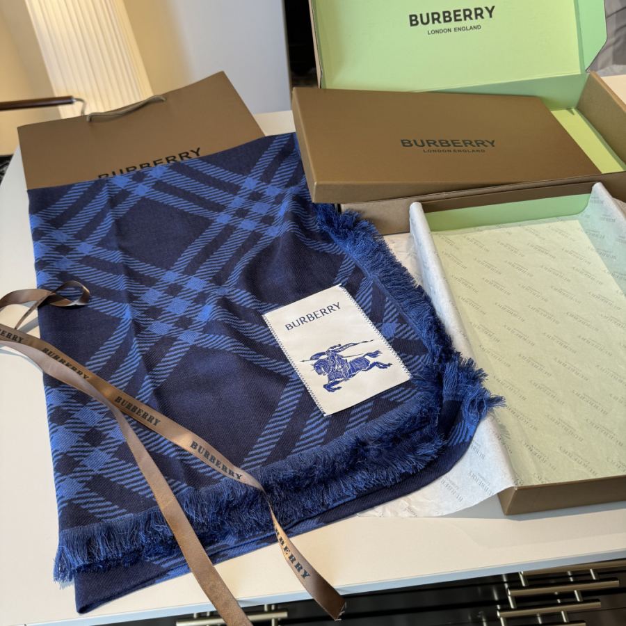 burberry skjerf 𝐁𝐔𝐑𝐁𝐄𝐑𝐑𝐘 • 𝟐𝟓ꫛꫀꪝ《Knight Ruttet Langt skjerf》 — photo 3