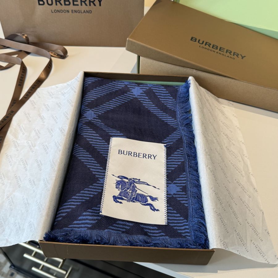 burberry skjerf 𝐁𝐔𝐑𝐁𝐄𝐑𝐑𝐘 • 𝟐𝟓ꫛꫀꪝ《Knight Ruttet Langt skjerf》 — photo 2