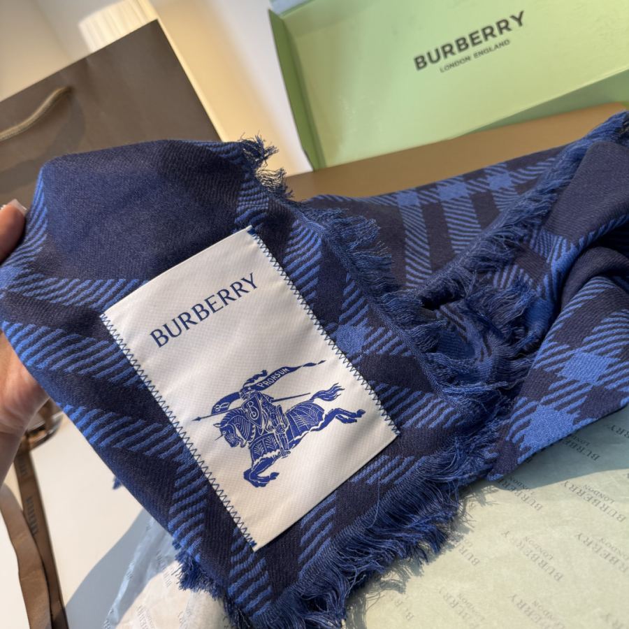 burberry skjerf 𝐁𝐔𝐑𝐁𝐄𝐑𝐑𝐘 • 𝟐𝟓ꫛꫀꪝ《Knight Ruttet Langt skjerf》 — photo 4