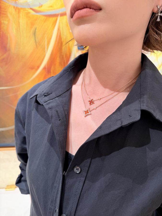 Louis Vuitton Jewelry four-leaf clover necklace, customizable with real gold and diamonds — 1:1 Replica For Sale — photo 8