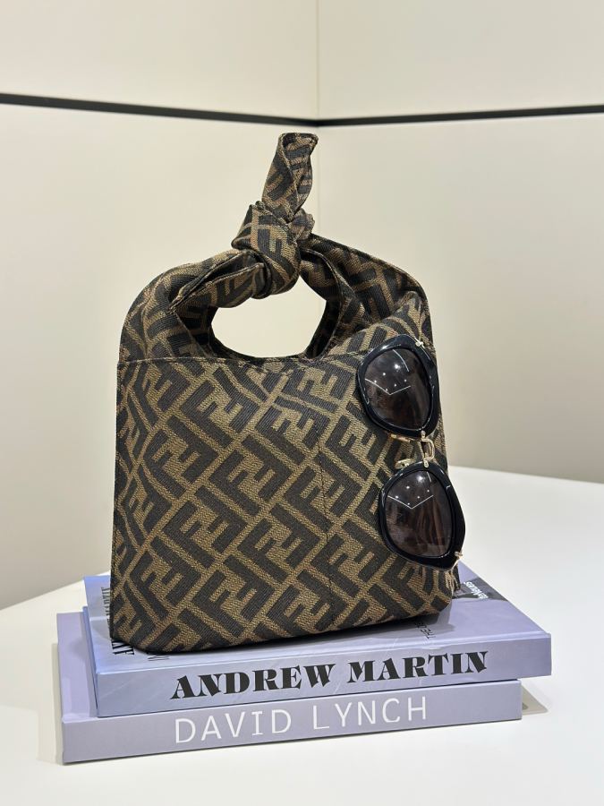 Fendi bag The cute little one that has attracted much attention on the catwalk. The shape of the — Premium Replica — photo 2