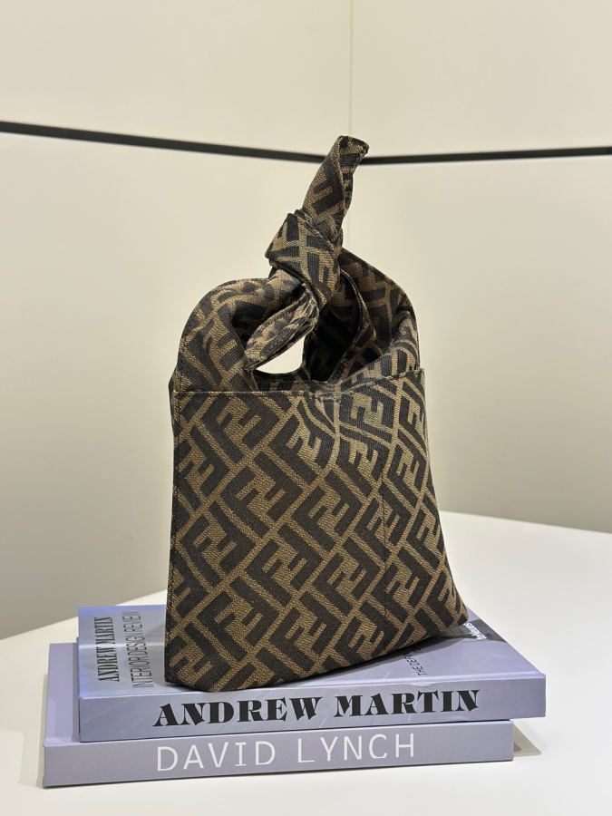 Fendi bag The cute little one that has attracted much attention on the catwalk. The shape of the — Premium Replica — photo 3