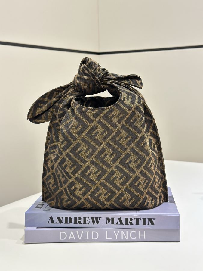 Fendi bag The cute little one that has attracted much attention on the catwalk. The shape of the — Premium Replica — photo 5