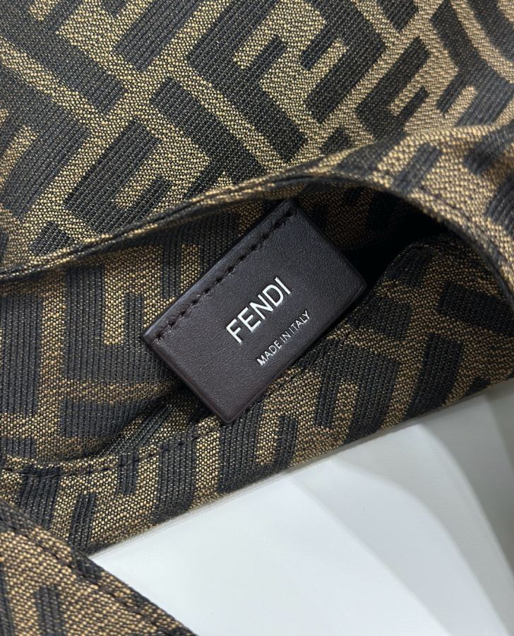 Fendi bag The cute little one that has attracted much attention on the catwalk. The shape of the — Premium Replica — photo 6