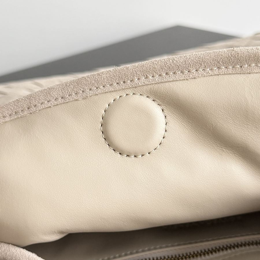 Bottega Veneta bag I seem to be obsessed with this BV bag recently The new Hop is really not too — AAA Quality Replica — photo 6