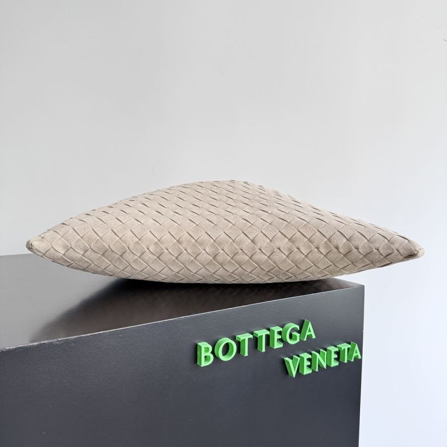 Bottega Veneta bag I seem to be obsessed with this BV bag recently The new Hop is really not too — AAA Quality Replica — photo 3