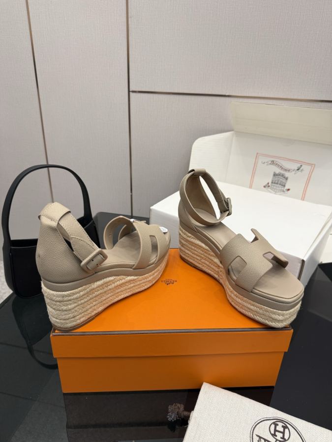 Hermes women's shoes (With complete set of airplane box) — 1:1 Replica — photo 5