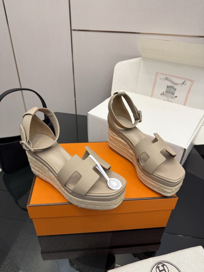 Hermes women's shoes (With complete set of airplane box) — 1:1 Replica — photo 3