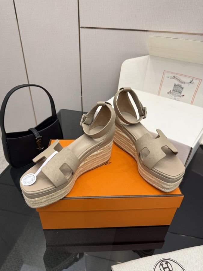 Hermes women's shoes (With complete set of airplane box) — 1:1 Replica — photo 4