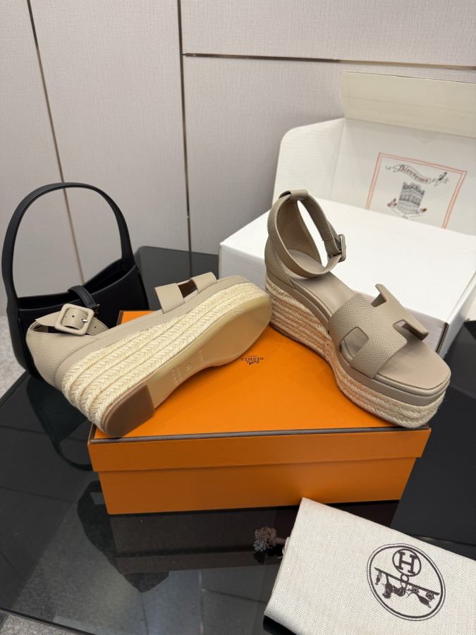 Hermes women's shoes (With complete set of airplane box) — 1:1 Replica — photo 6