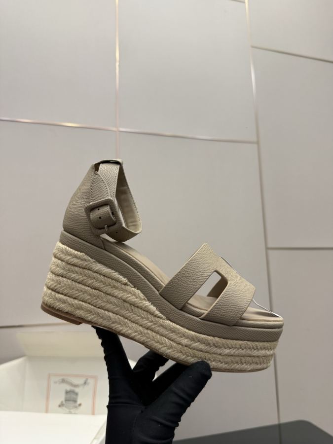 Hermes women's shoes (With complete set of airplane box) — 1:1 Replica — photo 8