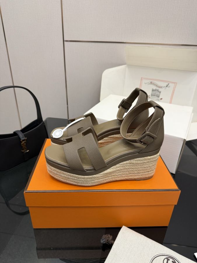 Hermes women's shoes (With complete set of airplane box) — Premium Replica — photo 2