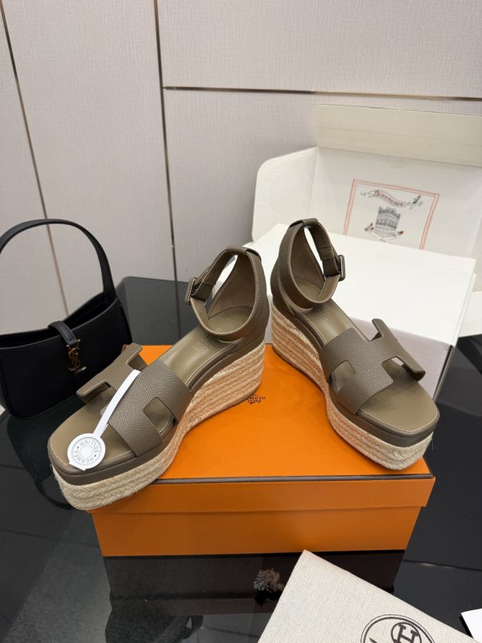 Hermes women's shoes (With complete set of airplane box) — Premium Replica — photo 4