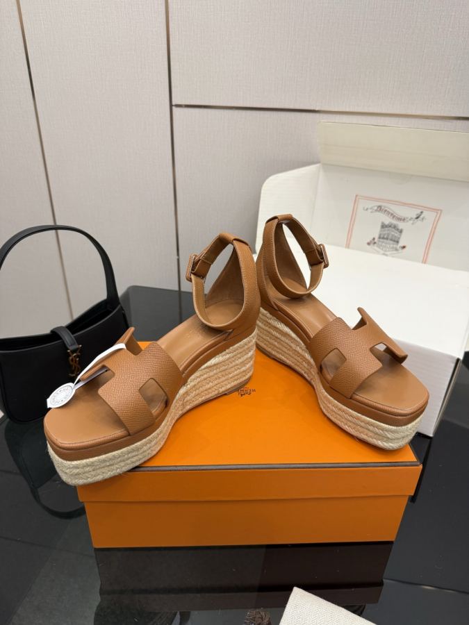 Hermes women's shoes (With complete set of airplane box) — AAA Quality Replica — photo 4