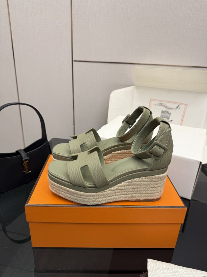 Hermes women's shoes (With complete set of airplane box) — Premium Replica — photo 2