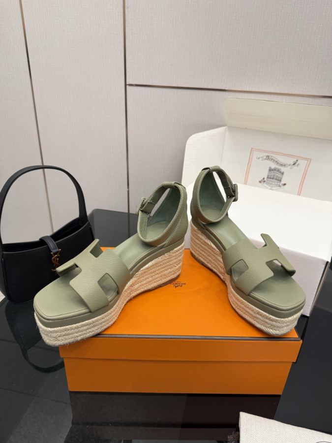 Hermes women's shoes (With complete set of airplane box) — Premium Replica — photo 4