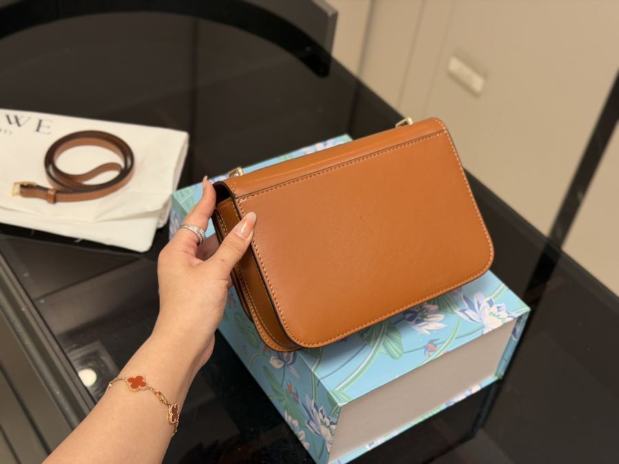 LOEWE çanta boyutu 22*16cm — photo 7
