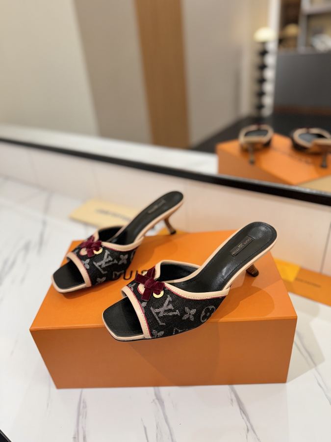 LV women's shoes - The latest catwalk style sandals at our counter, official website series updated simultaneously, perfect last + LV new element button design, full of femininity, noble temperament, original inverted last, ultimate 1:1 shape, high-end quality, imported high-end fabrics showing exquisite texture — photo 2