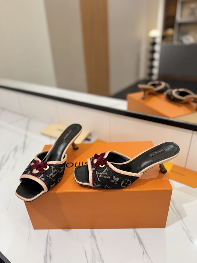LV women's shoes - The latest catwalk style sandals at our counter, official website series updated simultaneously, perfect last + LV new element button design, full of femininity, noble temperament, original inverted last, ultimate 1:1 shape, high-end quality, imported high-end fabrics showing exquisite texture — photo 5