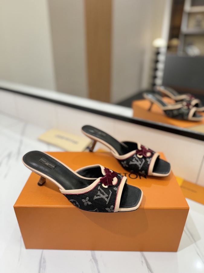 LV women's shoes - The latest catwalk style sandals at our counter, official website series updated simultaneously, perfect last + LV new element button design, full of femininity, noble temperament, original inverted last, ultimate 1:1 shape, high-end quality, imported high-end fabrics showing exquisite texture