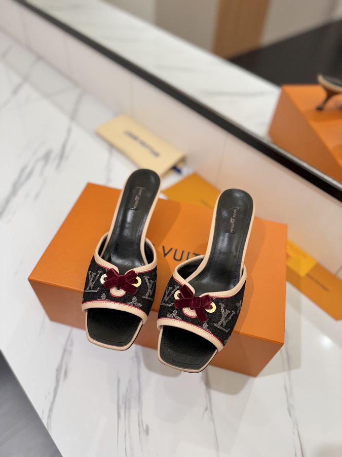 LV women's shoes - The latest catwalk style sandals at our counter, official website series updated simultaneously, perfect last + LV new element button design, full of femininity, noble temperament, original inverted last, ultimate 1:1 shape, high-end quality, imported high-end fabrics showing exquisite texture — photo 3