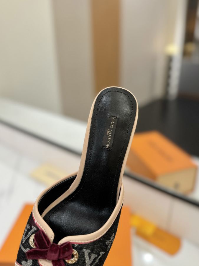 LV women's shoes - The latest catwalk style sandals at our counter, official website series updated simultaneously, perfect last + LV new element button design, full of femininity, noble temperament, original inverted last, ultimate 1:1 shape, high-end quality, imported high-end fabrics showing exquisite texture — photo 7