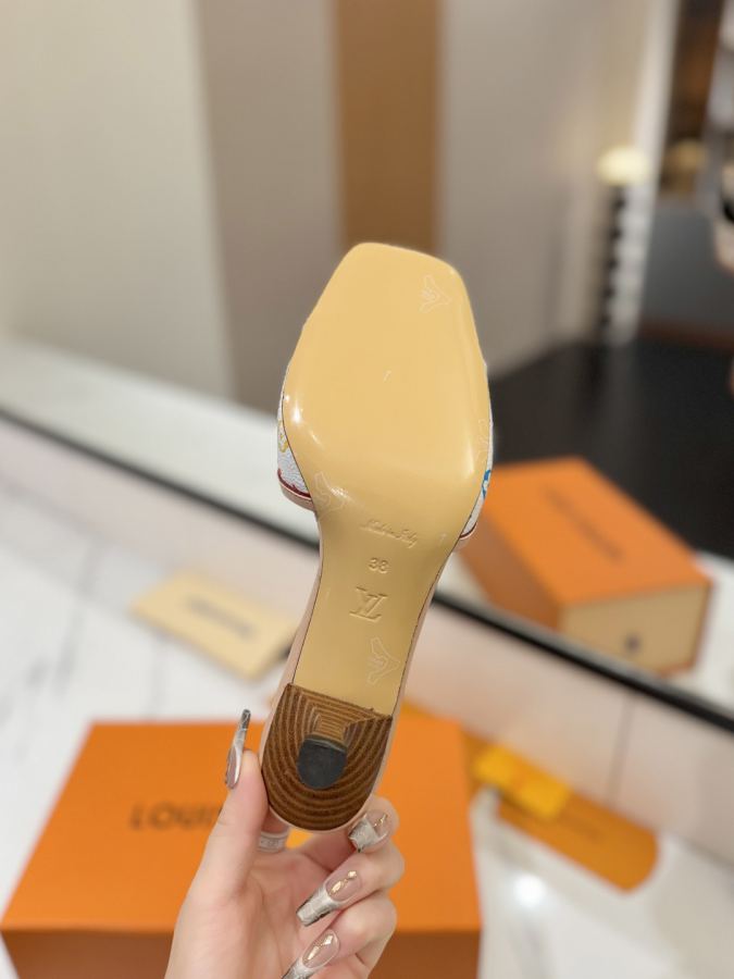 LV women's shoes - The latest catwalk style sandals, official website series updated simultaneously, perfect last + LV new element button design, original inverted last, ultimate 1:1 shape, high-end quality, imported high-end fabrics — photo 9
