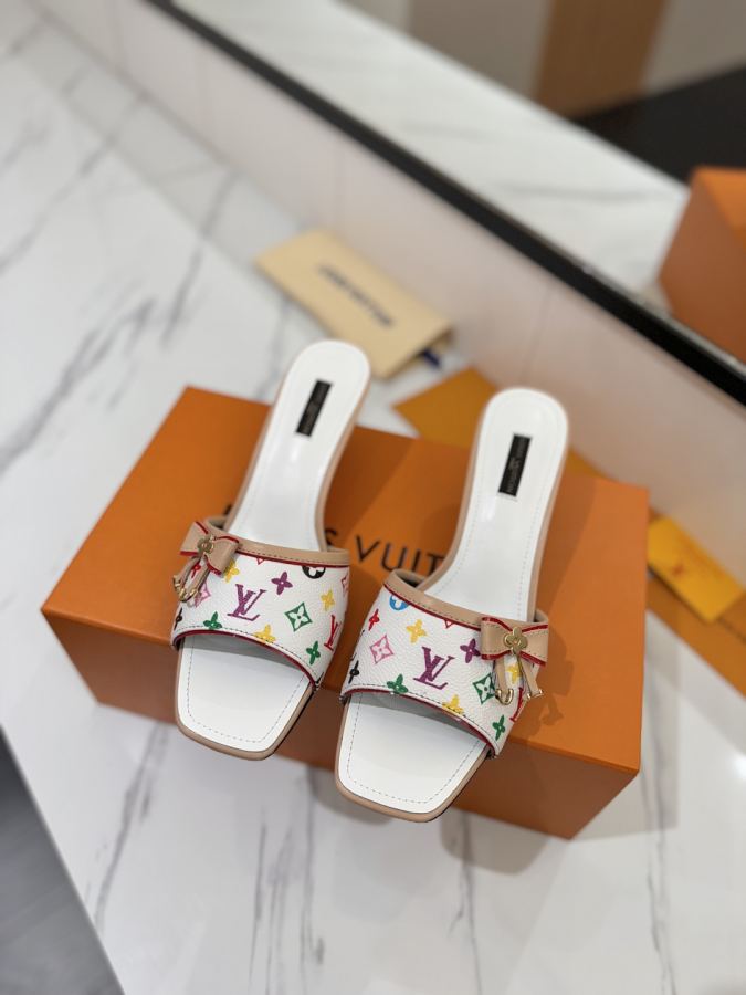 LV women's shoes - The latest catwalk style sandals, official website series updated simultaneously, perfect last + LV new element button design, original inverted last, ultimate 1:1 shape, high-end quality, imported high-end fabrics — photo 3