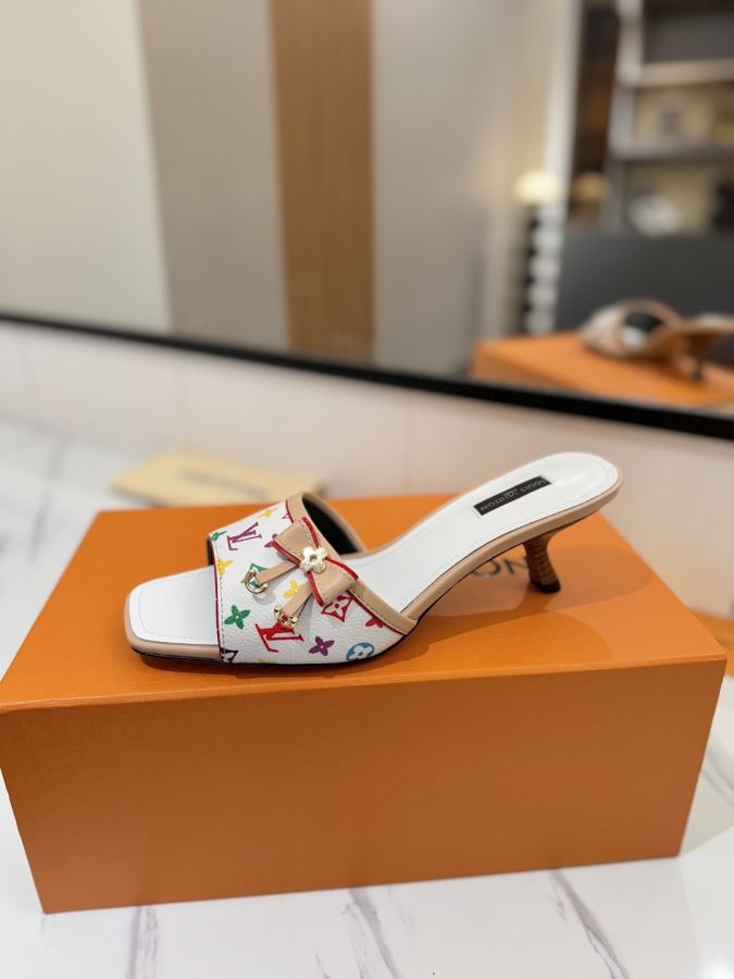 LV women's shoes - The latest catwalk style sandals, official website series updated simultaneously, perfect last + LV new element button design, original inverted last, ultimate 1:1 shape, high-end quality, imported high-end fabrics — photo 4