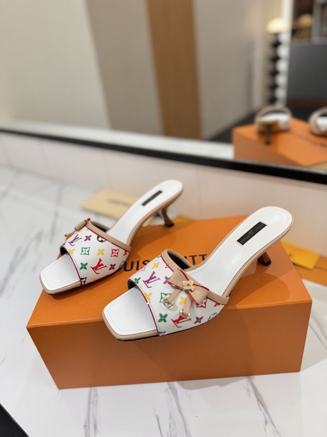 LV women's shoes - The latest catwalk style sandals, official website series updated simultaneously, perfect last + LV new element button design, original inverted last, ultimate 1:1 shape, high-end quality, imported high-end fabrics — photo 2