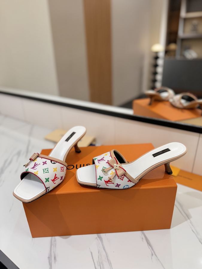 LV women's shoes - The latest catwalk style sandals, official website series updated simultaneously, perfect last + LV new element button design, original inverted last, ultimate 1:1 shape, high-end quality, imported high-end fabrics — photo 5