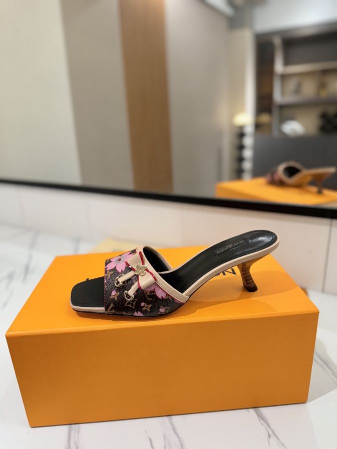 LV women's shoes sandals, latest catwalk style, official website series, perfect last + LV new element button design, original inverted last, 1:1 shape, high-end quality, imported fabrics — photo 4