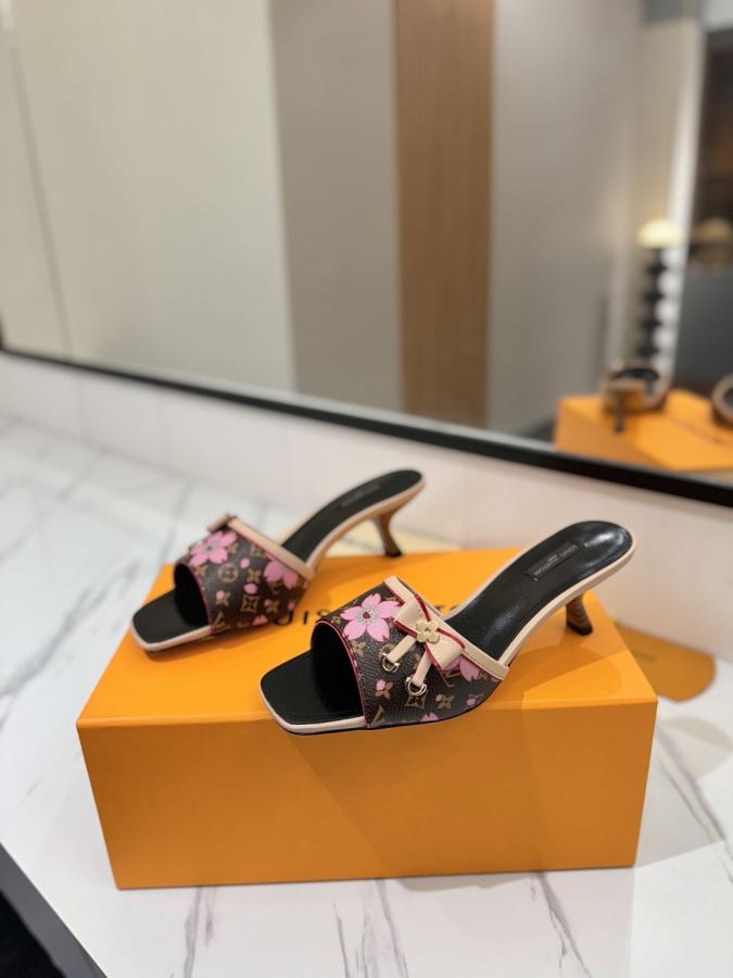 LV women's shoes sandals, latest catwalk style, official website series, perfect last + LV new element button design, original inverted last, 1:1 shape, high-end quality, imported fabrics — photo 2