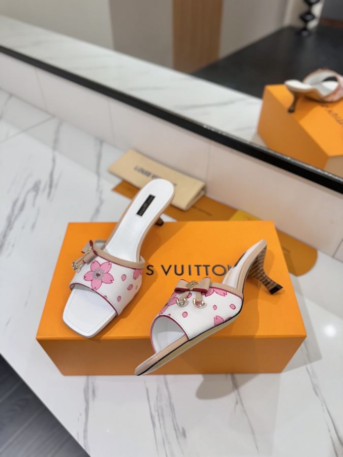 LV women's shoes sandals, latest catwalk style, official website series, perfect last + LV new element button design, original inverted last, ultimate 1:1 shape, high-end quality, imported high-end fabrics — photo 5