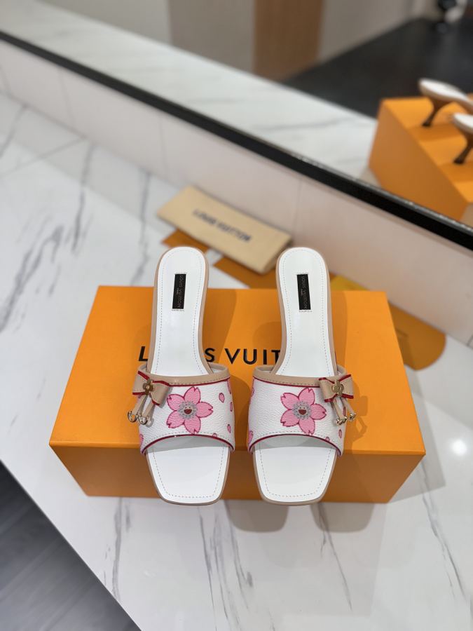 LV women's shoes sandals, latest catwalk style, official website series, perfect last + LV new element button design, original inverted last, ultimate 1:1 shape, high-end quality, imported high-end fabrics — photo 3