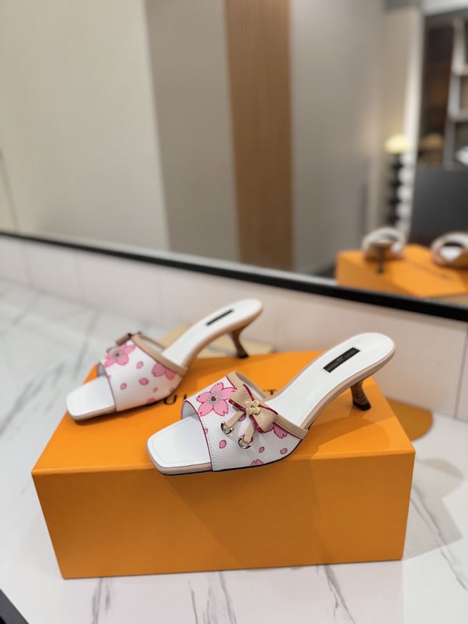 LV women's shoes sandals, latest catwalk style, official website series, perfect last + LV new element button design, original inverted last, ultimate 1:1 shape, high-end quality, imported high-end fabrics — photo 2
