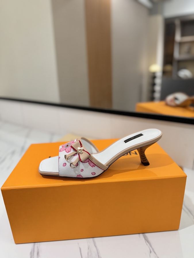 LV women's shoes sandals, latest catwalk style, official website series, perfect last + LV new element button design, original inverted last, ultimate 1:1 shape, high-end quality, imported high-end fabrics — photo 4