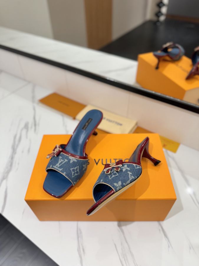 LV women's shoes - The latest catwalk style sandals at our counter, official website series updated simultaneously, perfect last + LV new element button design, full of femininity, noble temperament, original inverted last, ultimate 1:1 shape, high-end quality, imported high-end fabrics showing exquisite texture — photo 5