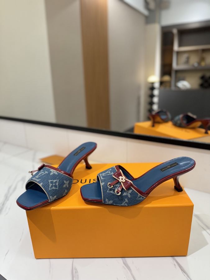 LV women's shoes - The latest catwalk style sandals at our counter, official website series updated simultaneously, perfect last + LV new element button design, full of femininity, noble temperament, original inverted last, ultimate 1:1 shape, high-end quality, imported high-end fabrics showing exquisite texture — photo 6