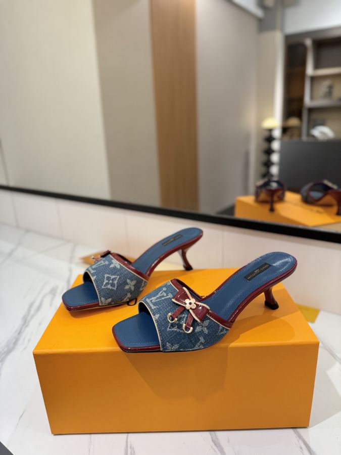 LV women's shoes - The latest catwalk style sandals at our counter, official website series updated simultaneously, perfect last + LV new element button design, full of femininity, noble temperament, original inverted last, ultimate 1:1 shape, high-end quality, imported high-end fabrics showing exquisite texture — photo 2