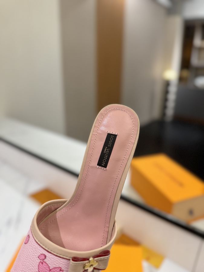 LV women's shoes - The latest catwalk style sandals at our counter, official website series updated simultaneously, perfect last + LV new element button design, full of femininity, noble temperament, original inverted last, ultimate 1:1 shape, high-end quality, imported high-end fabrics showing exquisite texture — photo 7