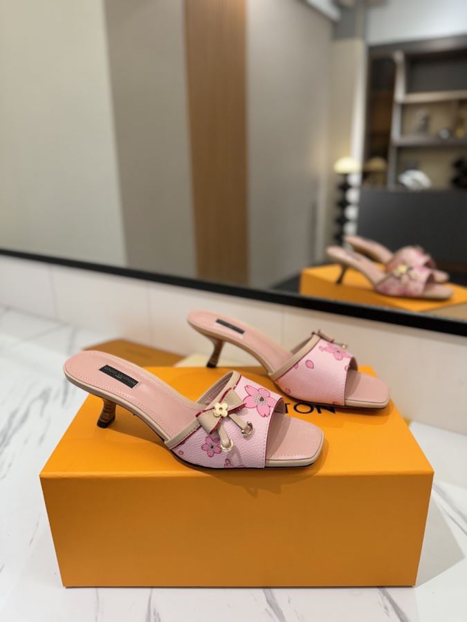 LV women's shoes - The latest catwalk style sandals at our counter, official website series updated simultaneously, perfect last + LV new element button design, full of femininity, noble temperament, original inverted last, ultimate 1:1 shape, high-end quality, imported high-end fabrics showing exquisite texture