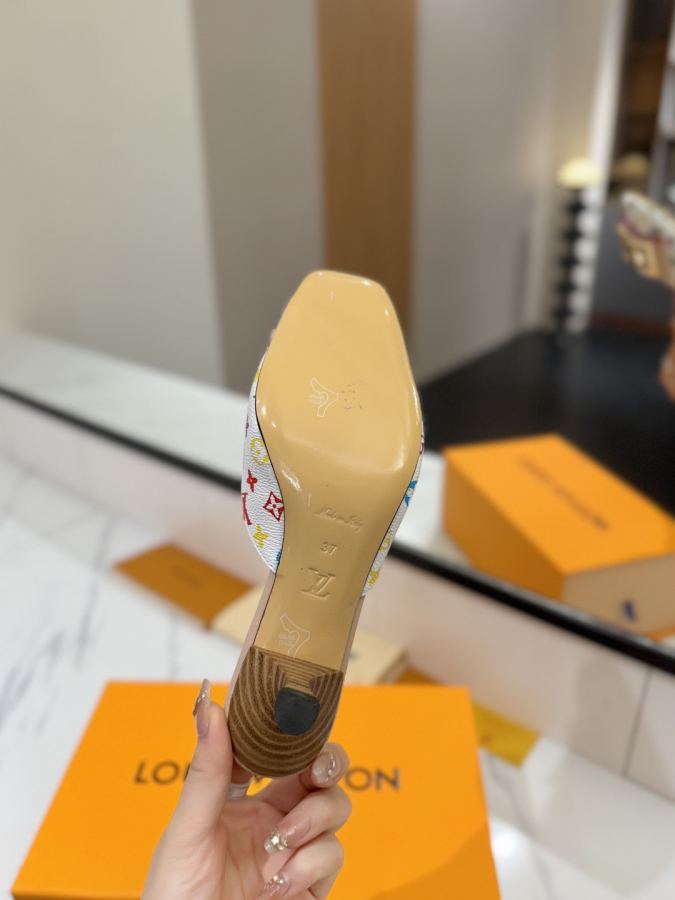 LV women's shoes - The latest catwalk style sandals, official website series updated simultaneously, perfect last + LV new element button design, original inverted last, ultimate 1:1 shape, high-end quality, imported high-end fabrics — photo 9
