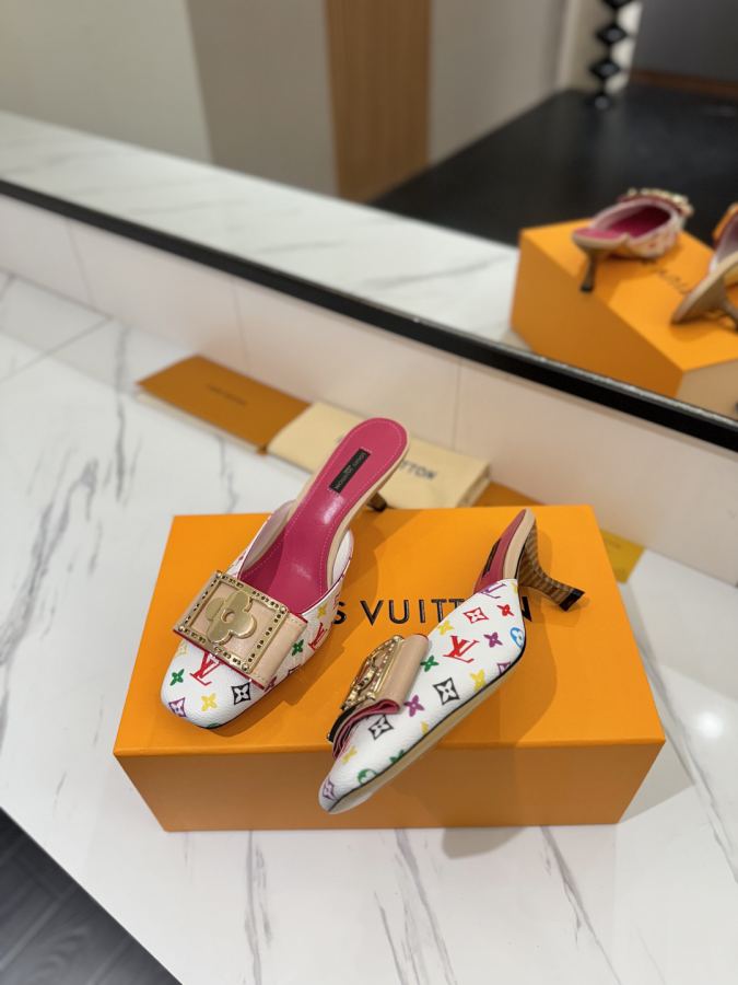 LV women's shoes - The latest catwalk style sandals, official website series updated simultaneously, perfect last + LV new element button design, original inverted last, ultimate 1:1 shape, high-end quality, imported high-end fabrics — photo 5