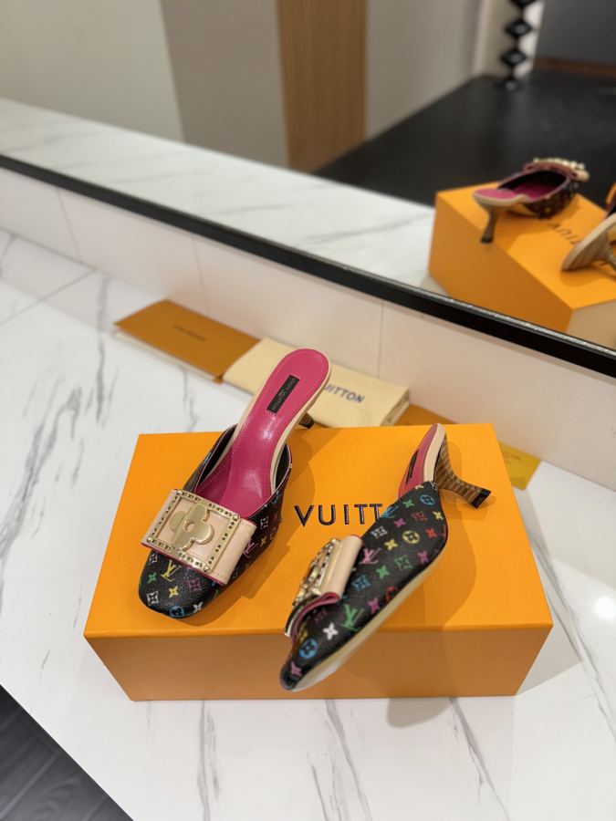 LV women's shoes - The latest catwalk style sandals at our counter, official website series updated simultaneously, perfect last + LV new element button design, full of femininity, noble temperament, original inverted last, ultimate 1:1 shape, high-end quality, imported high-end fabrics showing exquisite texture — photo 5