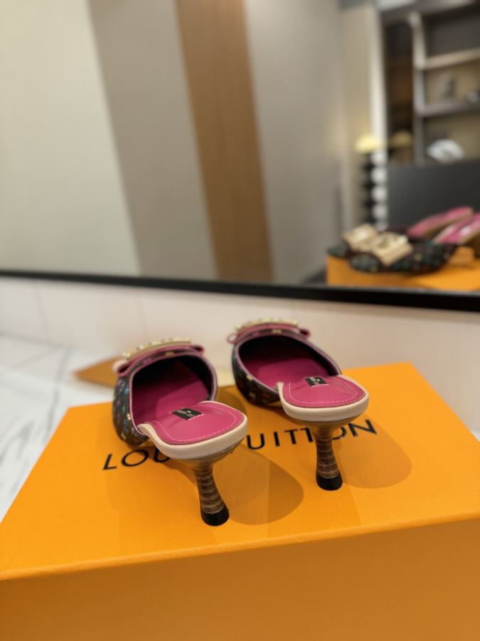 LV women's shoes - The latest catwalk style sandals at our counter, official website series updated simultaneously, perfect last + LV new element button design, full of femininity, noble temperament, original inverted last, ultimate 1:1 shape, high-end quality, imported high-end fabrics showing exquisite texture — photo 8